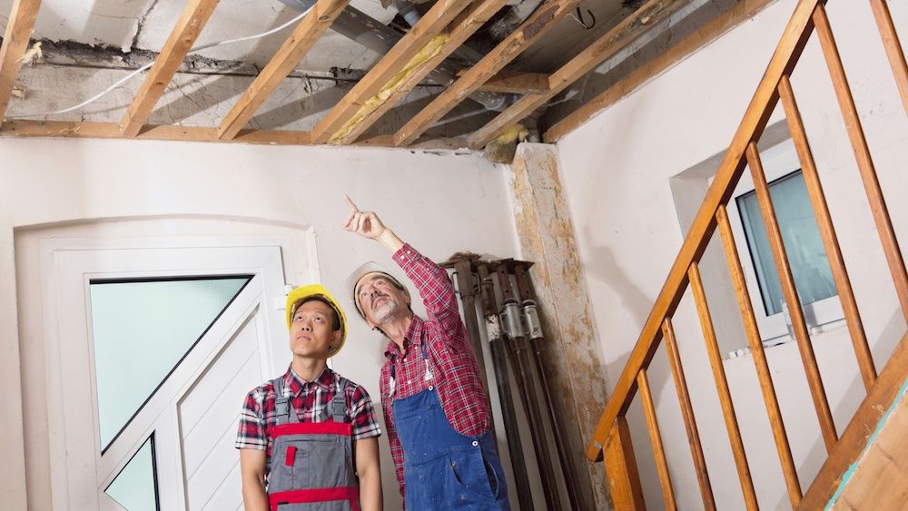 A restoration manager trains his water tech.